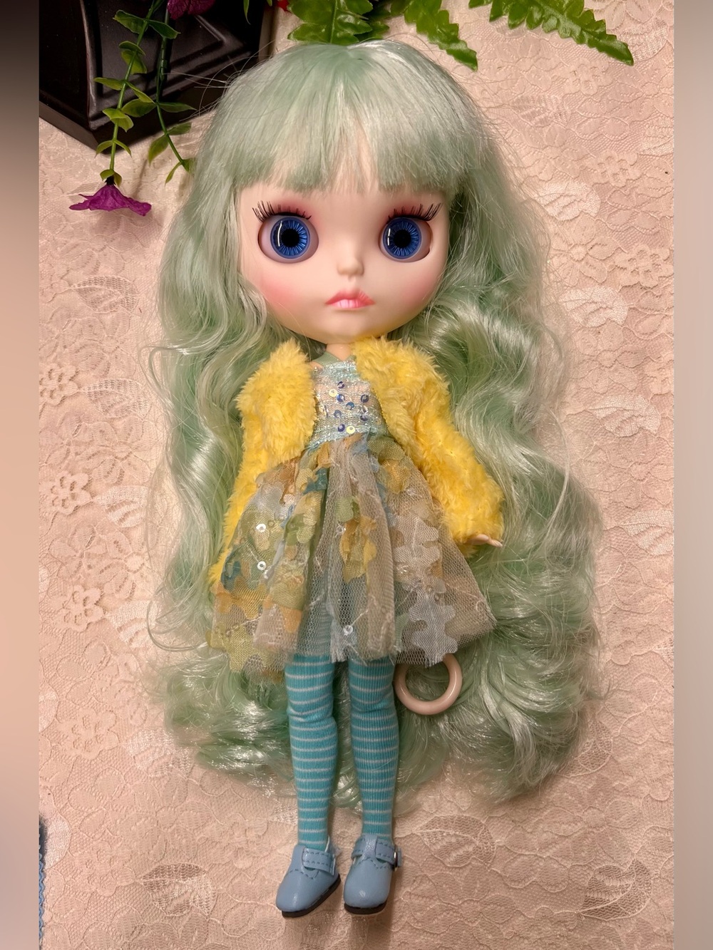Customized Blythe Doll, Lime Green Hair, 12”, 30 cm, 1/6 scale, and Accessories - Picture 4 of 16